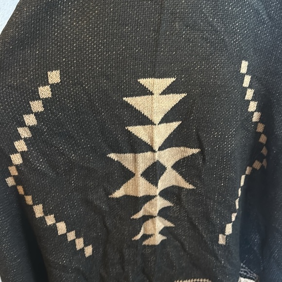 Jennyfer J Native Pattern Poncho Black and Tan Size One Size
NWOT - Picture 7 of 8